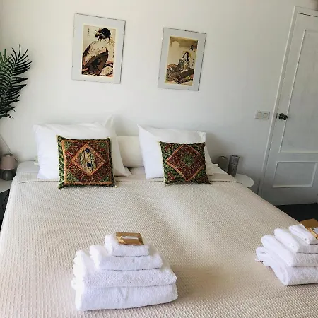 Justbeandbeibiza Couette-café